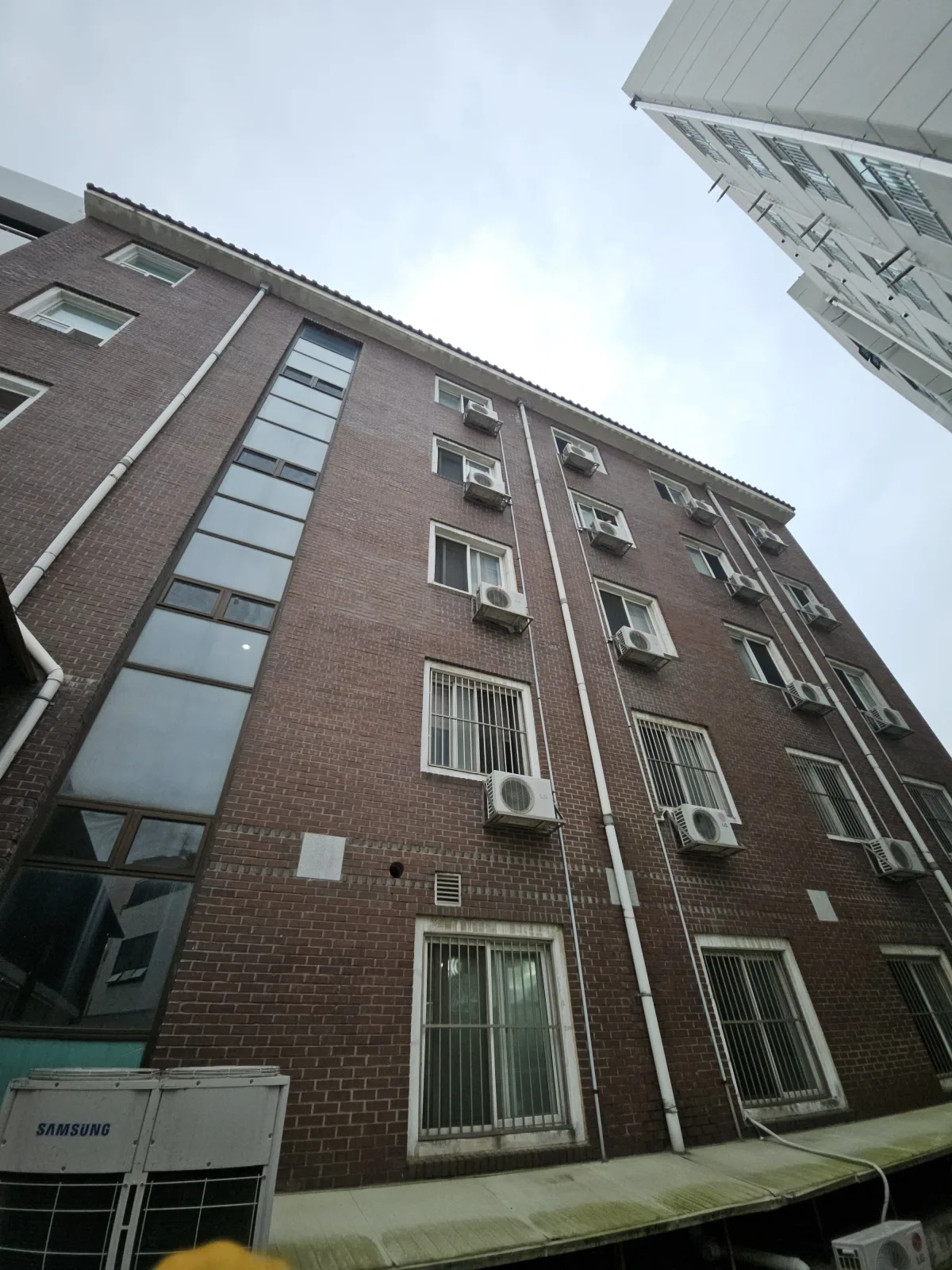 파손된 지붕 물받이 교체 전