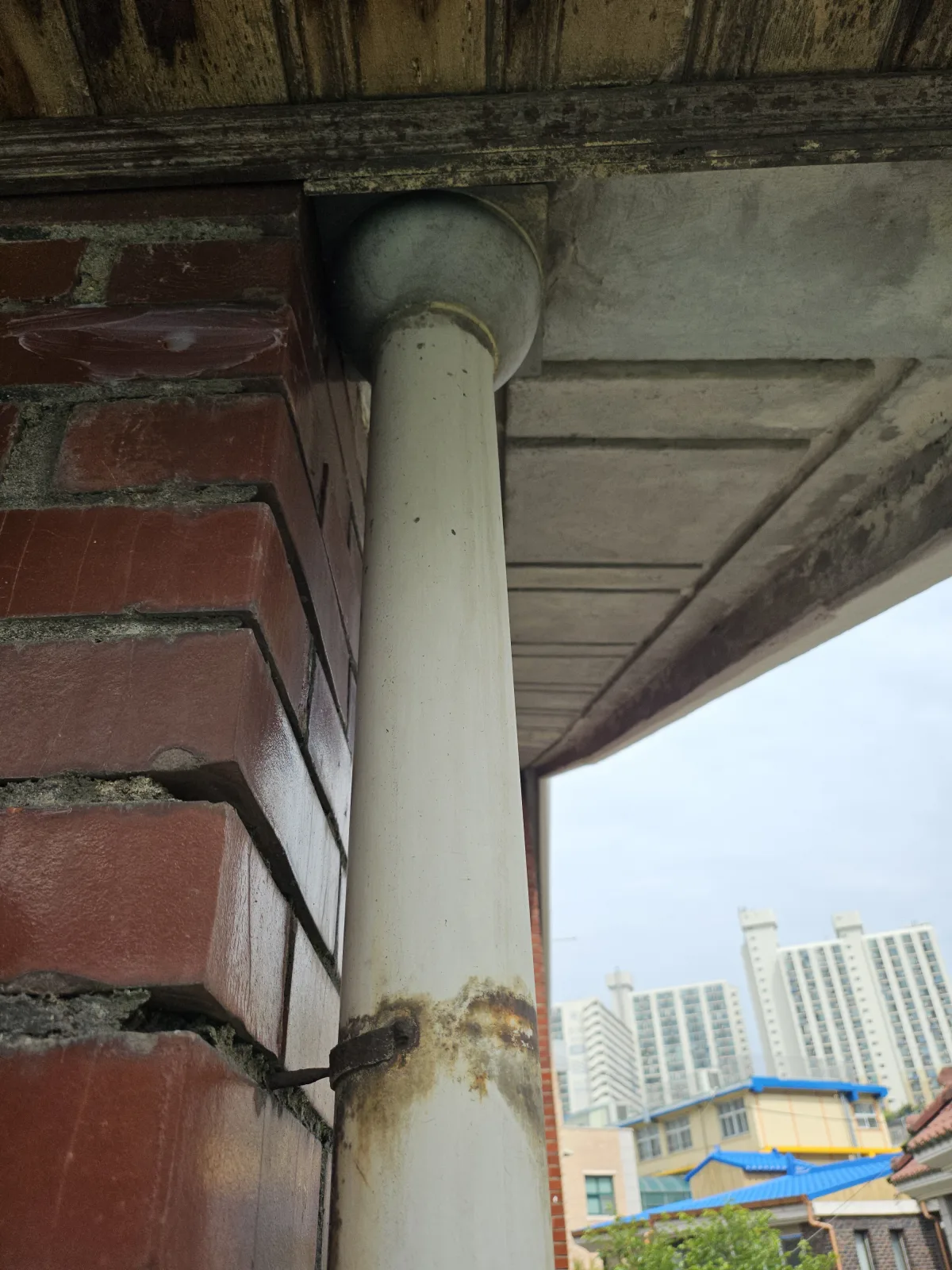 균열 우수관 수리 전