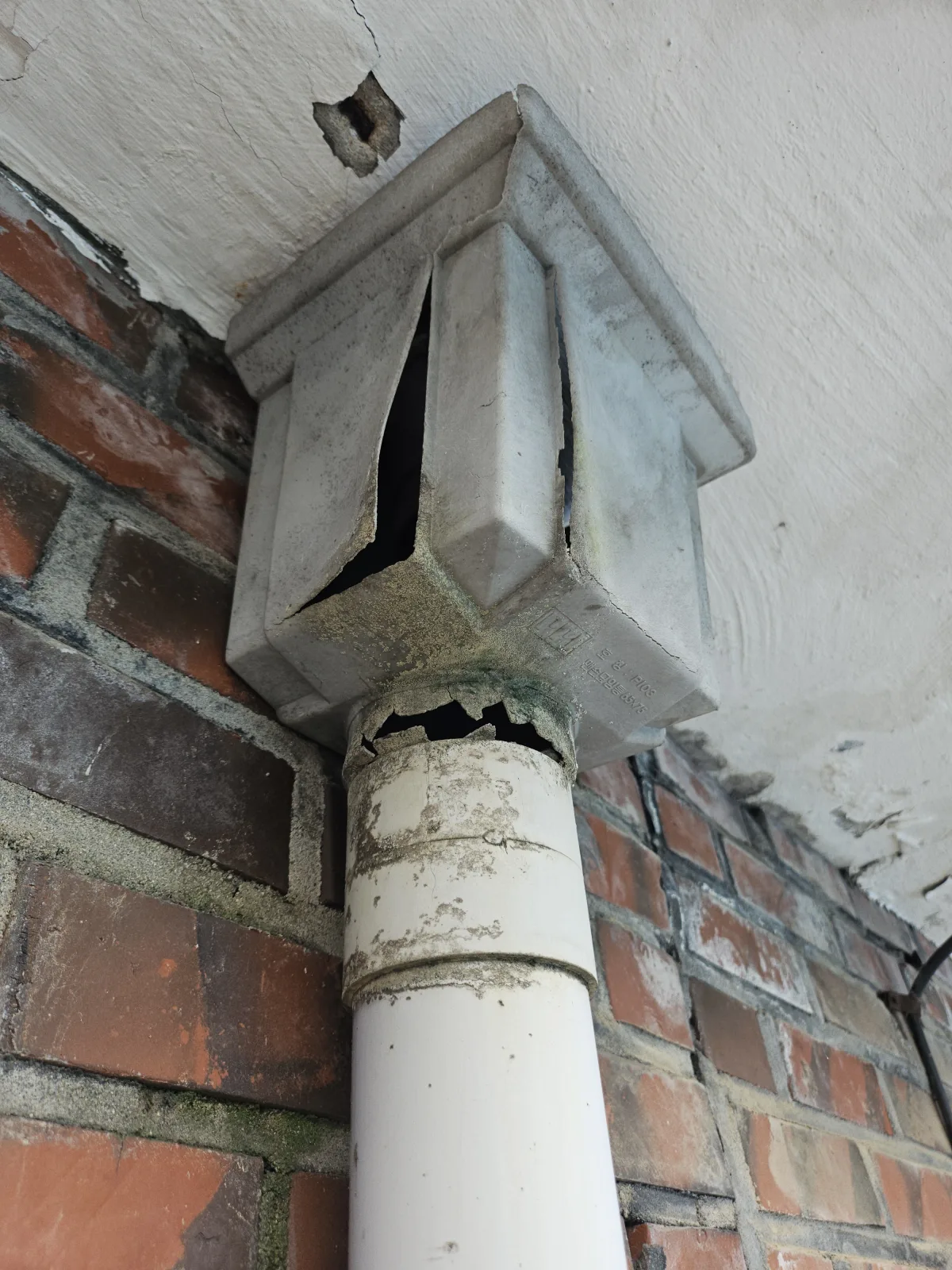 부식된 물받이 철거 전